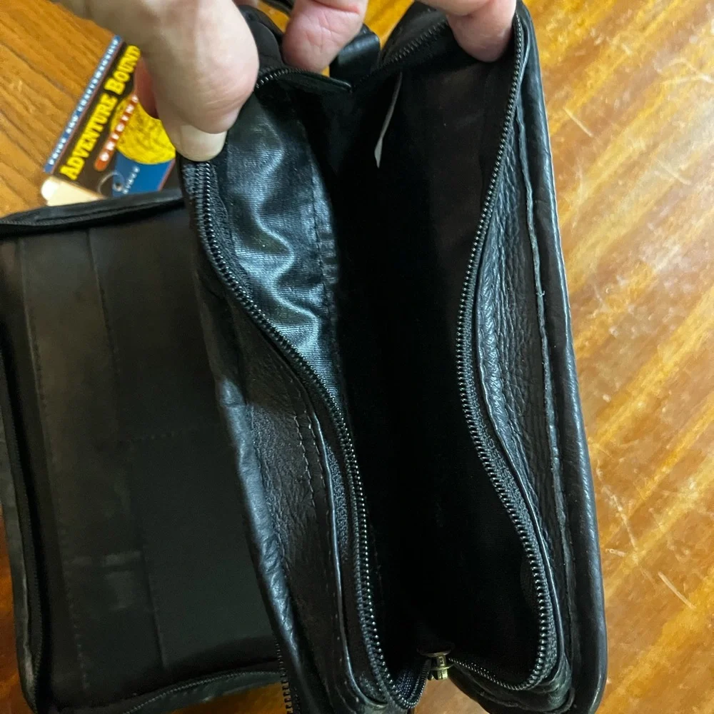 NWT Men's Black Leather Travel Messenger Wallet Bag by Wilson Adventure Bound